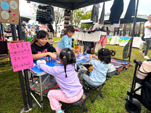 屏縣府攜手合作小樹市集 潮好玩幸福村首度登場 環保與親子二手市集結合引爆人氣