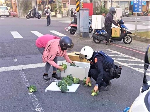 昂貴花菜灑一地 北門警幫忙撿拾避損失