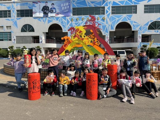 鰲峰山自由車場迎新春主題造景亮相 邀市民走春走出一身輕