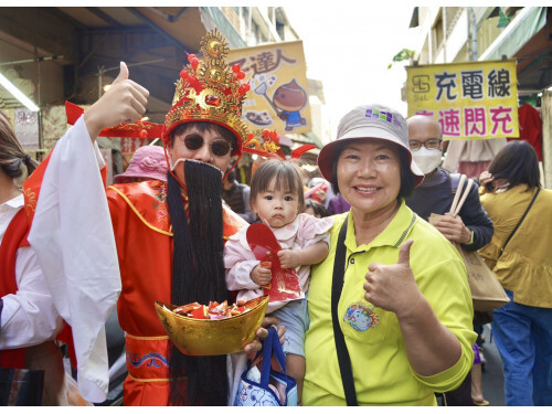 送上滿滿祝福與喜氣! 財神爺現身屏東中央市場發放限量紅包袋