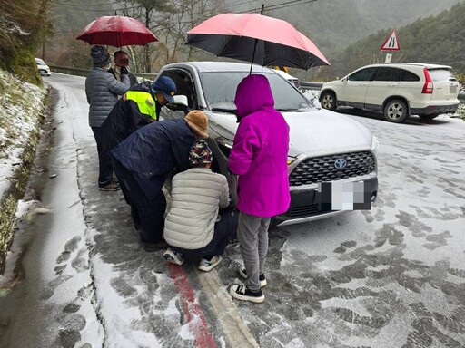 寒流襲台！台7甲線高山路段結冰，勝光派出所員警化身「雪鏈天使」守護用路人安全