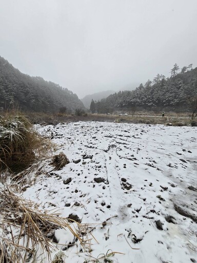 寒流襲台！台7甲線高山路段結冰，勝光派出所員警化身「雪鏈天使」守護用路人安全