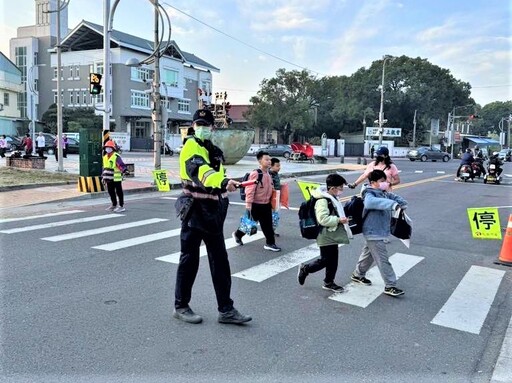 營造嘉義縣校園安全 嘉縣警齊動員陪童開學去