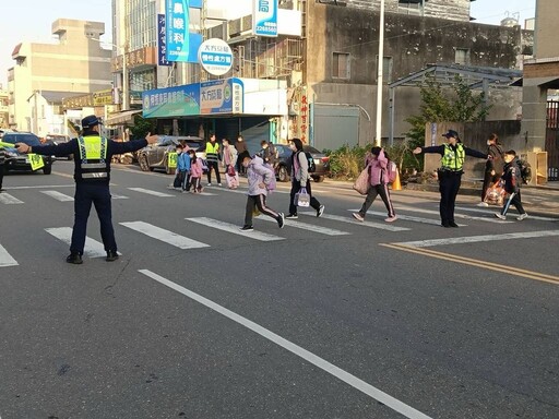 營造嘉義縣校園安全 嘉縣警齊動員陪童開學去