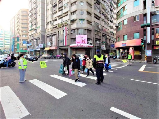 嘉市警全面出動 強化開學日護童勤務作為