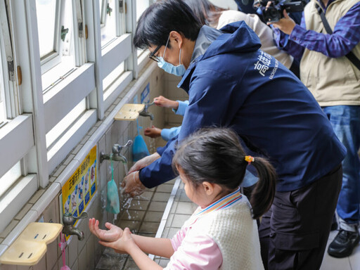 陳其邁親臨校園宣導防疫 示範正確洗手步驟