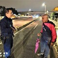 夜間迷途走陸橋 北興警護送老翁安全返家