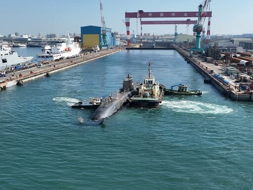 台船完成「海鯤軍艦」傾側及準潛航試驗 往達成交艦目標邁進