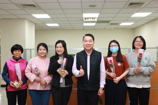 投縣警局備鮮花巧克力慶祝 國際婦女節