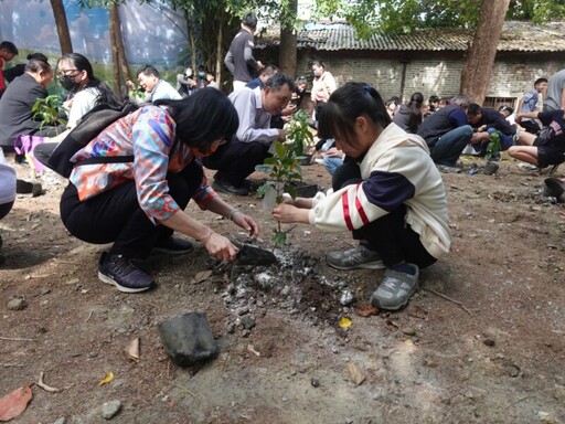 槺榔國小植樹節齊心種樹護地球