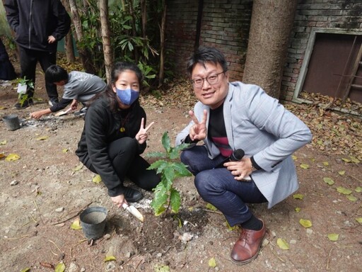 槺榔國小植樹節齊心種樹護地球