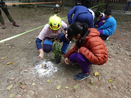 槺榔國小植樹節齊心種樹護地球