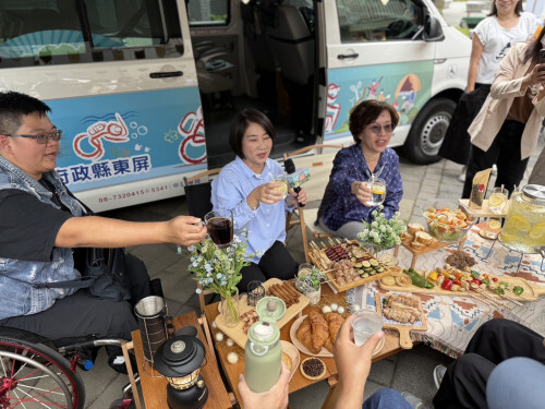 屏縣府首創無障礙露營車「挑戰者號」 讓身障者也能輕鬆體驗露營樂