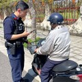 精神不濟跌坐於地 長竹警暖心助長者返家