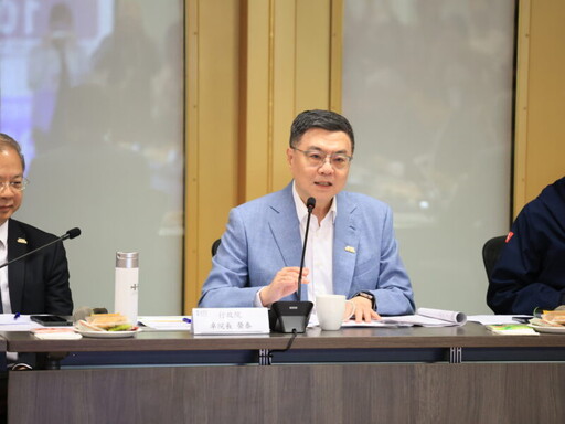 陪同卓揆出席高雄地區產業座談 陳其邁呼籲化危機即轉機