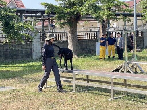 企業捐贈寵糧 高市消防搜救犬營養倍增 !
