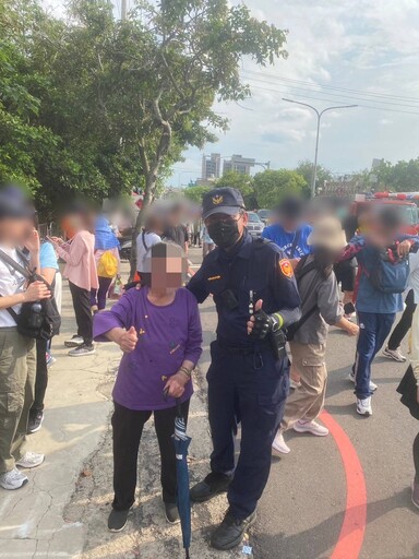 93歲淡水阿嬤排隊躦轎底遭人潮擠出 警方暖心協助完成心願