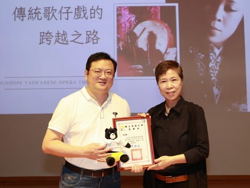 高雄大學《卓越講座》團長梁越玲 分享歌仔戲的跨界與傳承