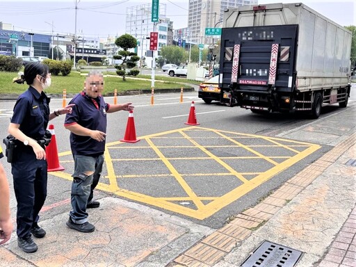 車輛拋錨陷險境 後湖警即刻救援助推路旁