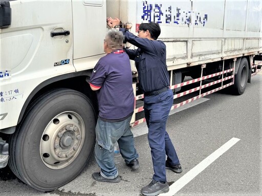 車輛拋錨陷險境 後湖警即刻救援助推路旁