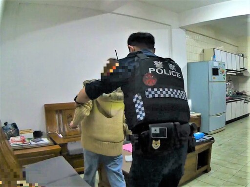 飲酒過量蹲坐超商 八掌警協助醉婦返家