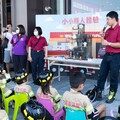 岡山親子防災體驗 140位學童化身小小消防員學習逃生技巧