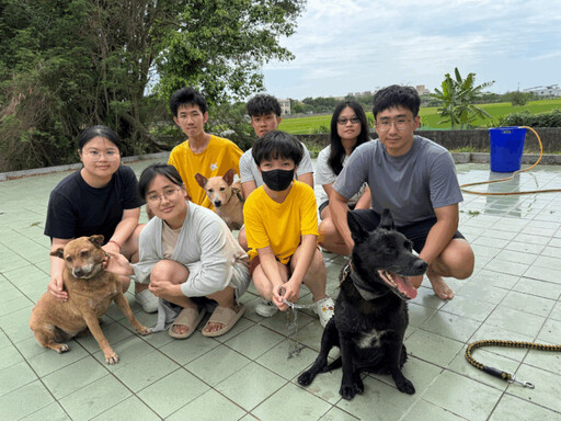 高雄大學寵研社《洗狗大會》展現尊重生命、愛護動物理念