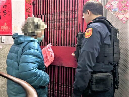 忘帶鑰匙難入門 後湖警助送老婦返家