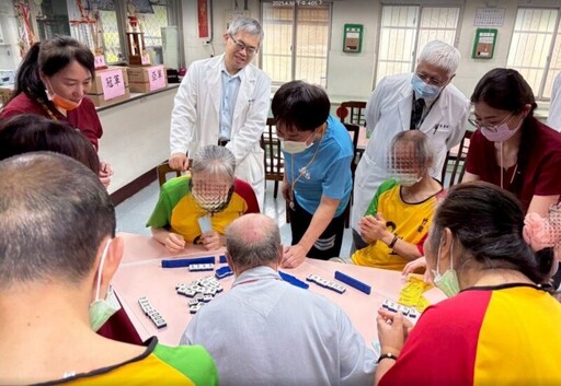 「十八胡翻天」麻將賽登場 精神科與護理之家長輩身手俐落、反應敏捷、展現樂齡精神