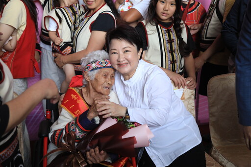 母親節最美合影!盧市長與百位模範母親有約 感謝「超人媽媽們」守護家庭