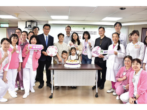 婦幼專責醫院推動多元友善温柔生產 第一例家庭化水中生產寶寶慶滿月