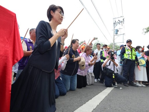 白沙屯媽祖首抵南投！許淑華跪迎「紅色超跑」祈福
