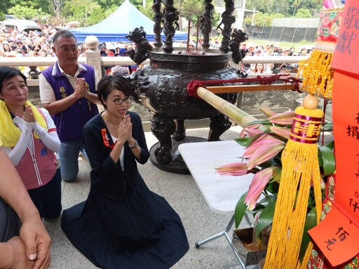 白沙屯媽祖首抵南投！許淑華跪迎「紅色超跑」祈福