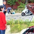 愛貓跑進引擎室 南門警為民服務即刻救援