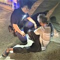 徒步外出體力不支 長竹警暖心助老翁送醫