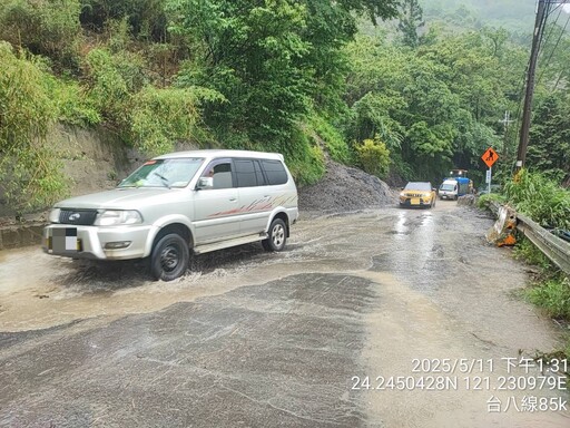 梨山台8線靈甫橋泥流自小客車受困 警方即時救援脫困