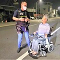 失智翁迷途街頭 竹園暖警貼心徒步護返