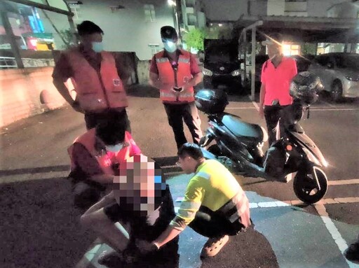 體感虛弱蹲坐街頭 竹園警援助男子返家