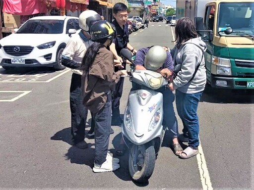暈眩趴在機車上 北門警協助老翁送醫