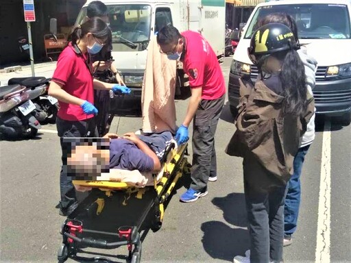 暈眩趴在機車上 北門警協助老翁送醫