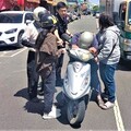 暈眩趴在機車上 北門警協助老翁送醫
