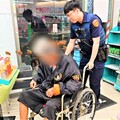 警民同心溫情傳遞 新南警助行動不便老翁返家