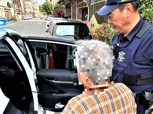 手戴失智手鍊 八掌警為迷途街頭婦人聯繫家人