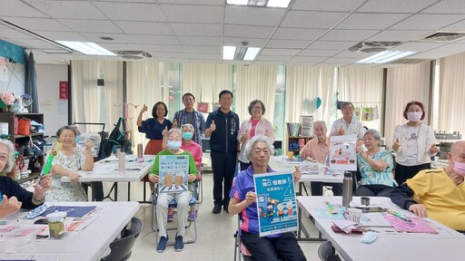 西區公所區長王瑞嘉關懷長者道安 致贈反光臂帶提升夜間安全意識