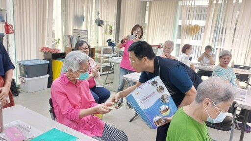 西區公所區長王瑞嘉關懷長者道安 致贈反光臂帶提升夜間安全意識