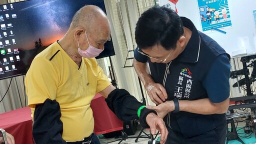 西區公所區長王瑞嘉關懷長者道安 致贈反光臂帶提升夜間安全意識
