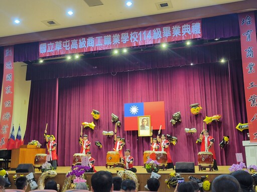 國立草屯商工畢業典禮 百位貴賓蒞臨祝福
