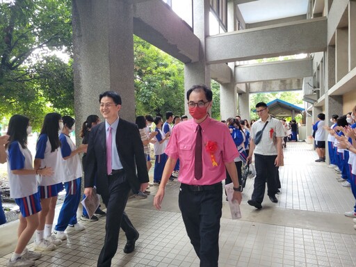 國立草屯商工畢業典禮 百位貴賓蒞臨祝福