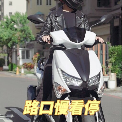 高雄市府呼籲非號誌化路口慢看停 車輛行人安全行