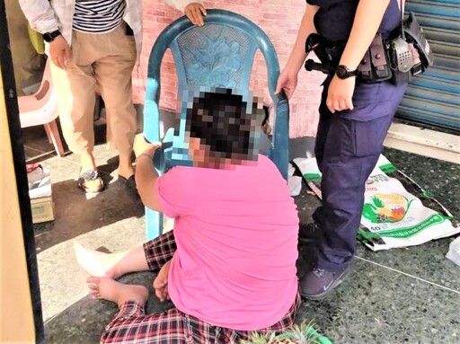 老婦跌坐水果攤前 北門警即時救援